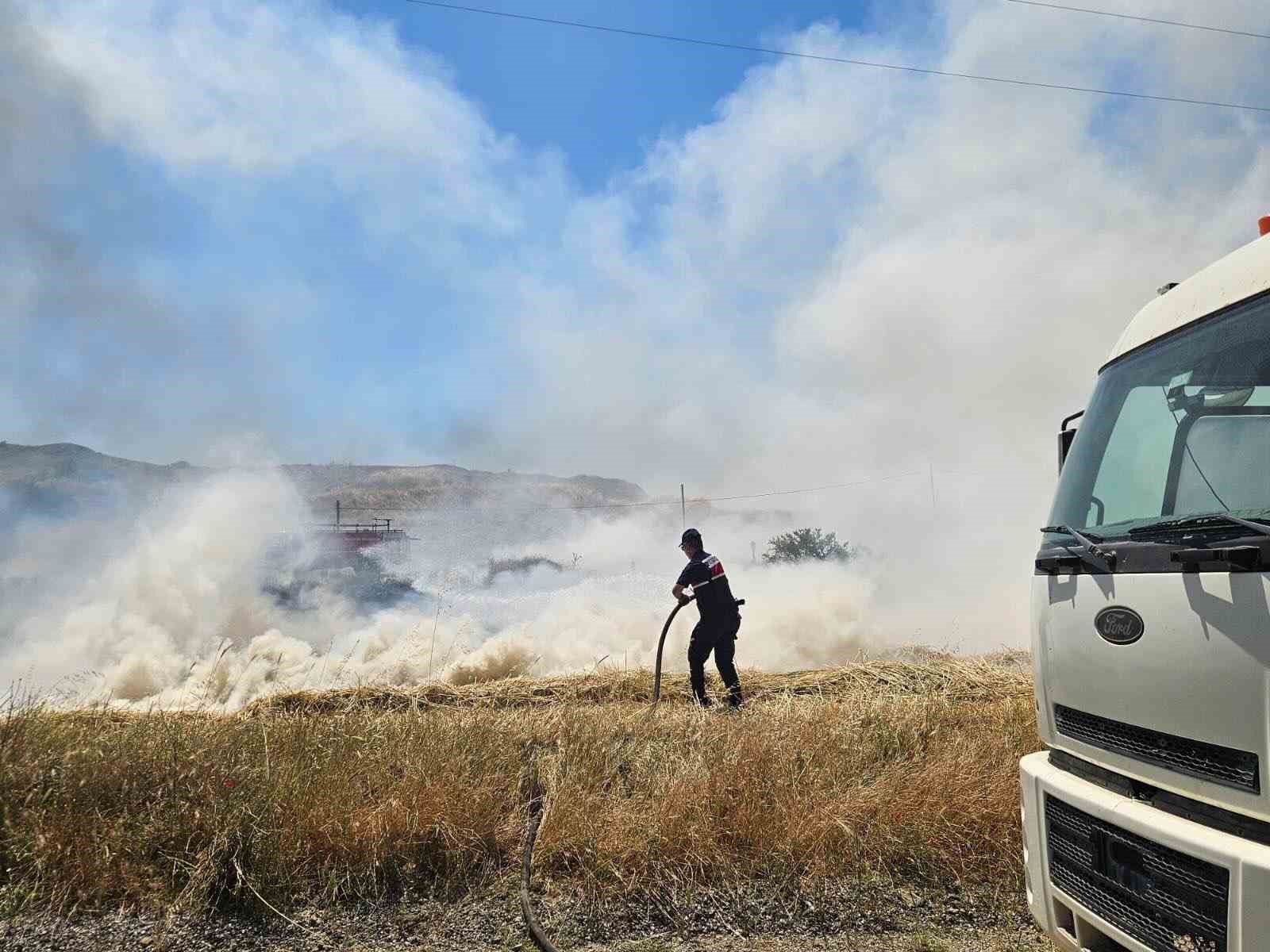 Yol kenarındaki otluk alanda yangın çıktı