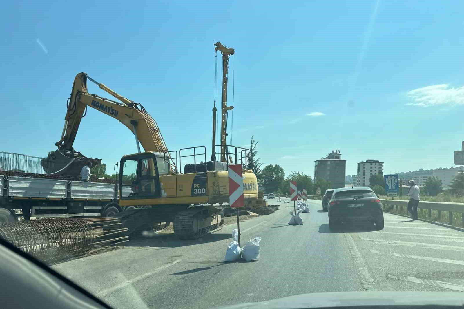 Şehir Hastanesi kavşak çalışması trafiği kilitledi: Kilometrelerce araç kuyruğu