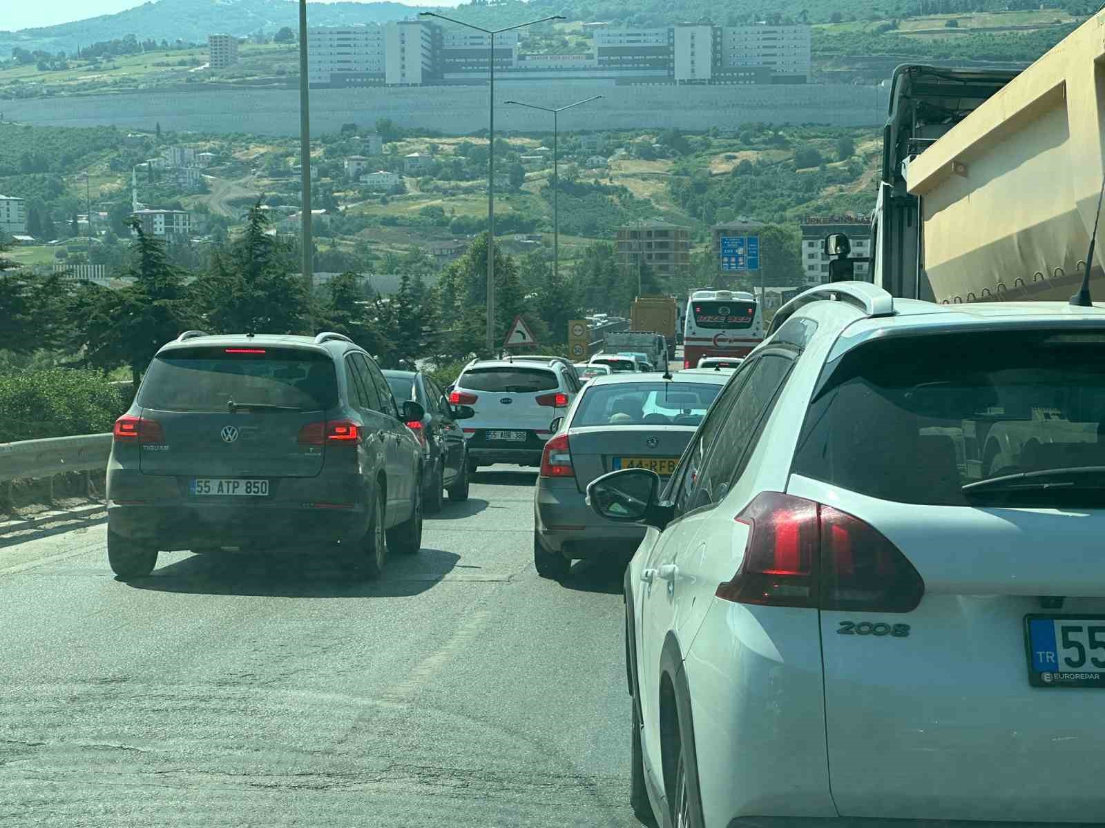 Şehir Hastanesi kavşak çalışması trafiği kilitledi: Kilometrelerce araç kuyruğu