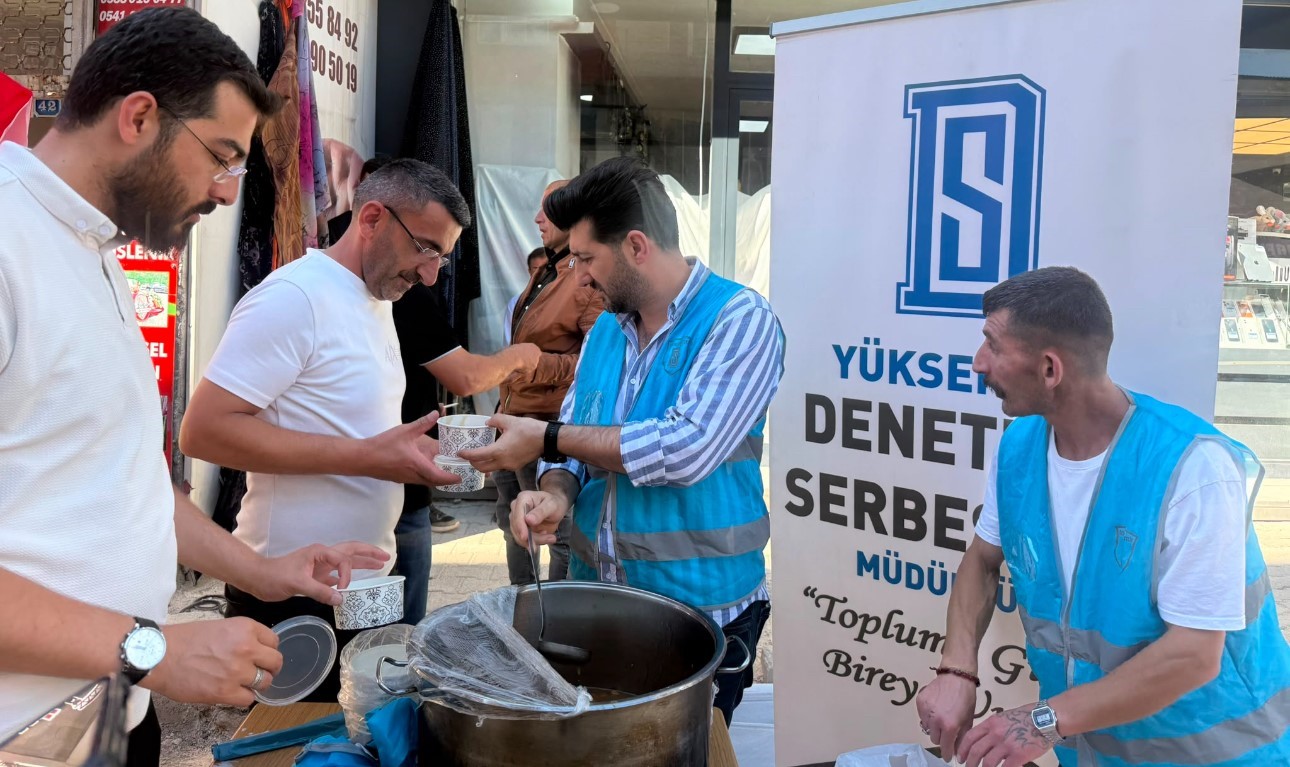 Yüksekova’da vatandaşlara aşure ikramı