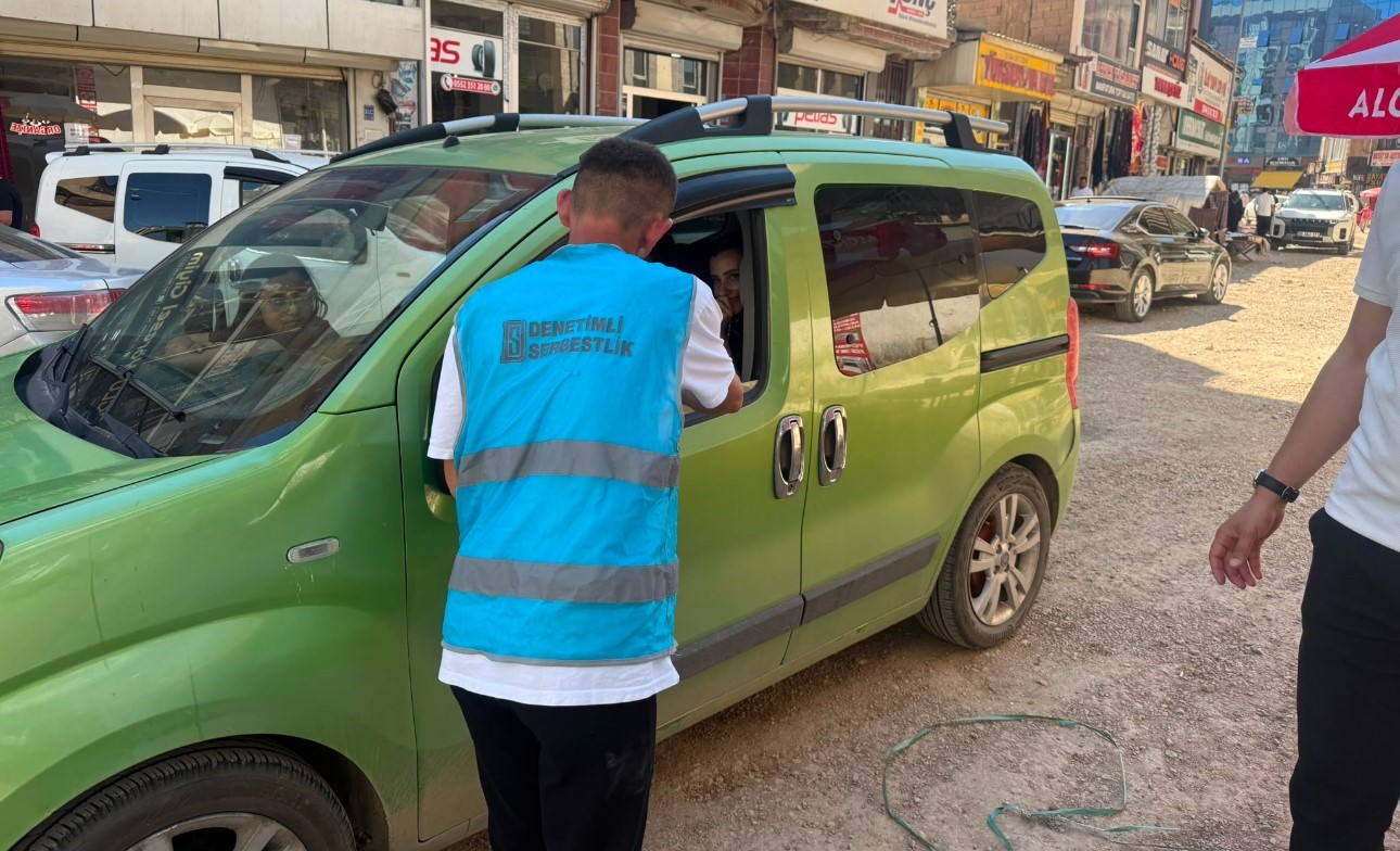 Yüksekova’da vatandaşlara aşure ikramı