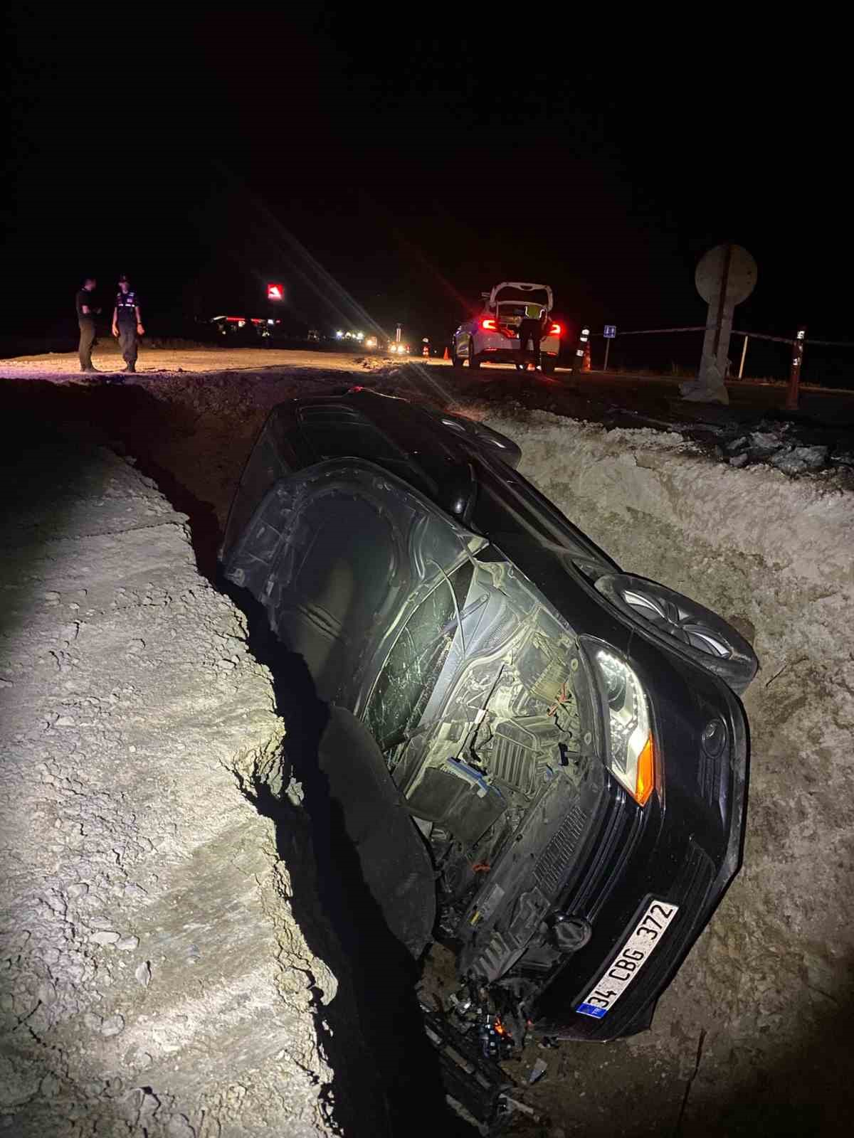 Isparta’da çukura devrilen otomobilin sürücüsü yaralandı