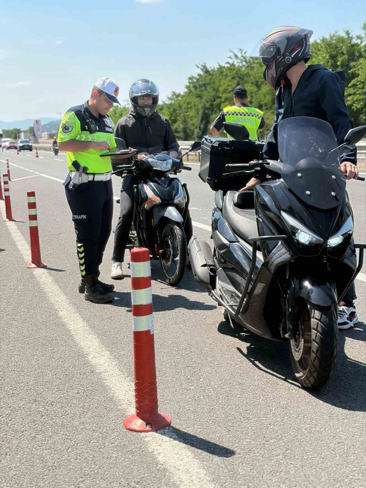 Bilecik’te motosiklet sürücülerine güvenli sürüş eğitimi