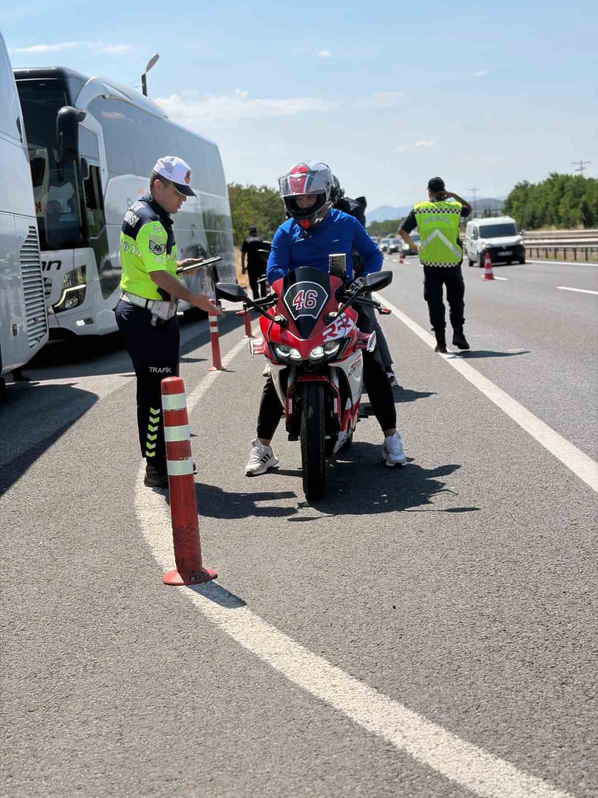 Bilecik’te motosiklet sürücülerine güvenli sürüş eğitimi
