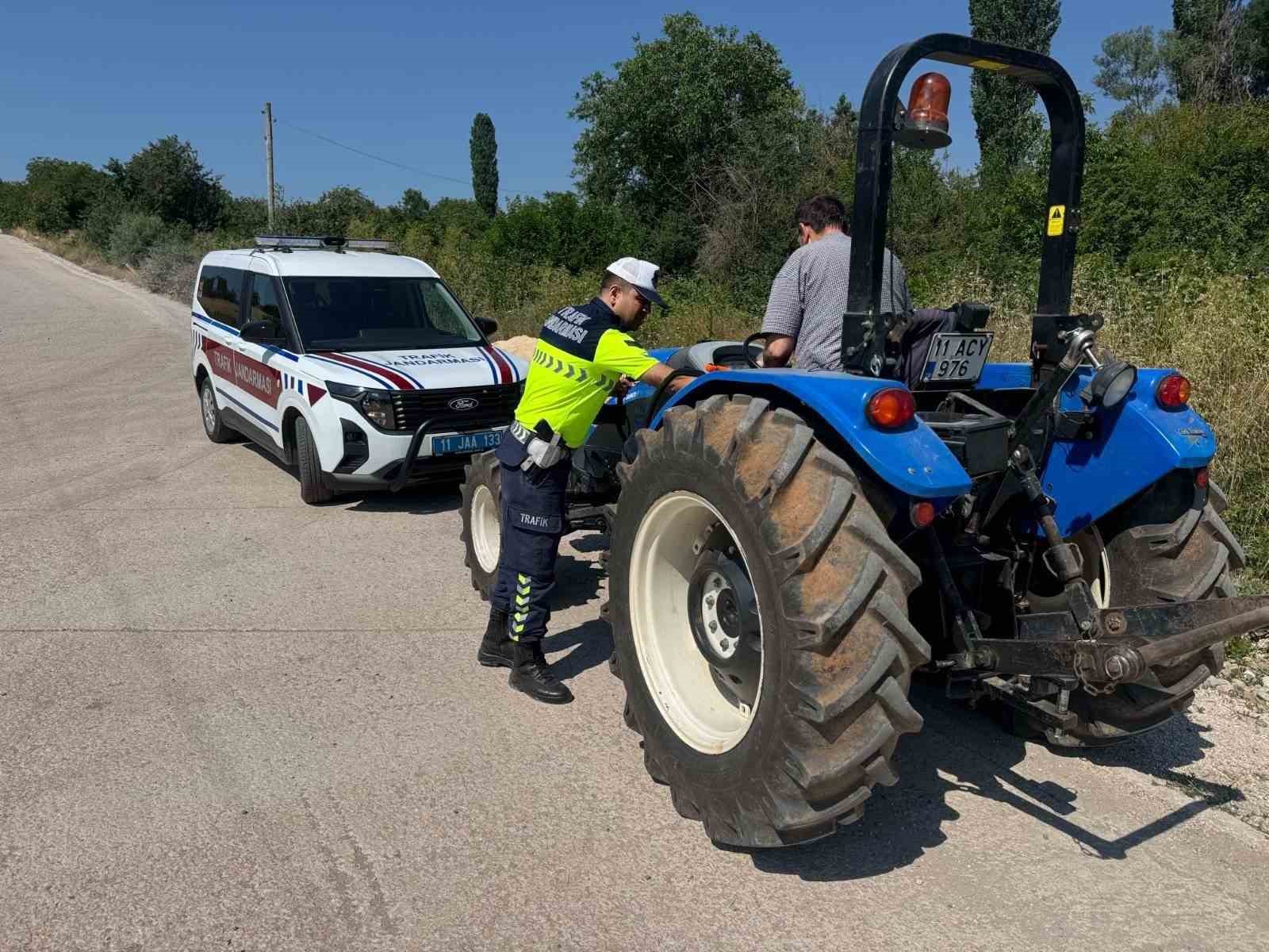 Jandarmadan çiftçilere trafik ve yangın uyarısı
