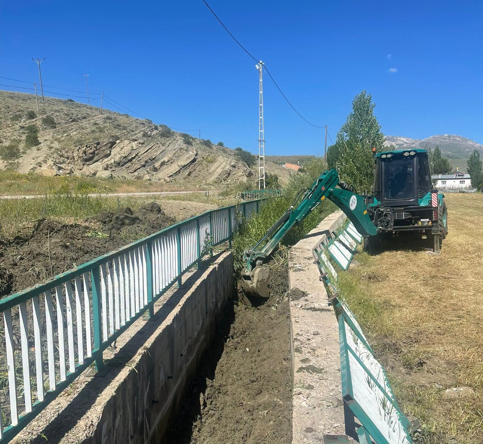Bayburt’ta dere ve sulama kanallarında temizlik çalışmaları sürüyor