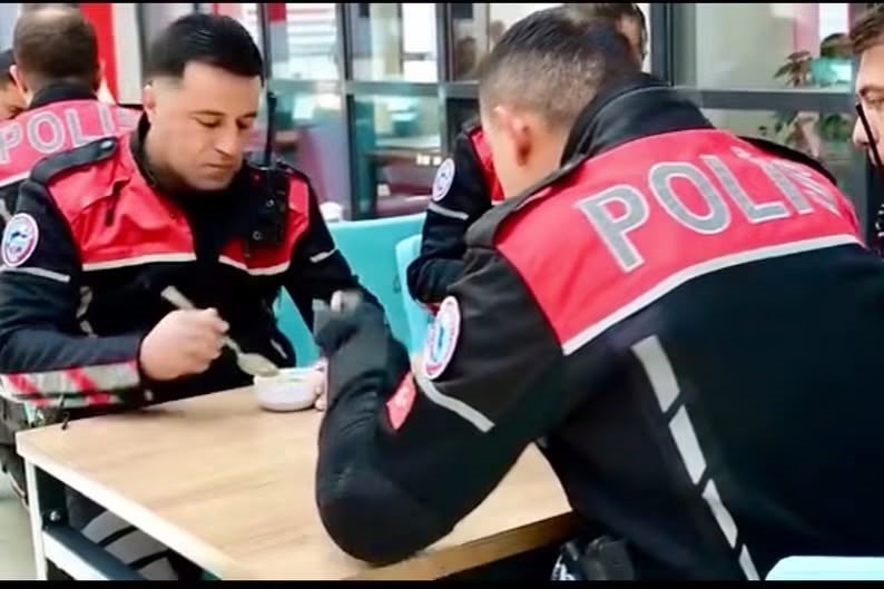 Erol personele aşure dağıttı
