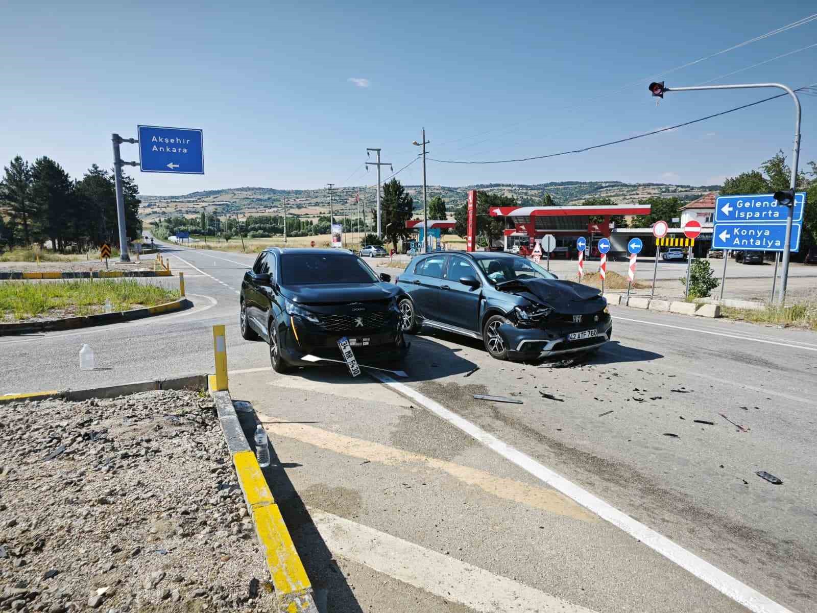 Yalvaç’ta iki otomobil kavşakta çarpıştı: 6 yaralı