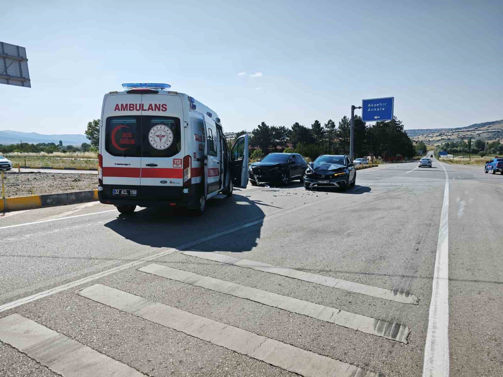 Yalvaç’ta iki otomobil kavşakta çarpıştı: 6 yaralı