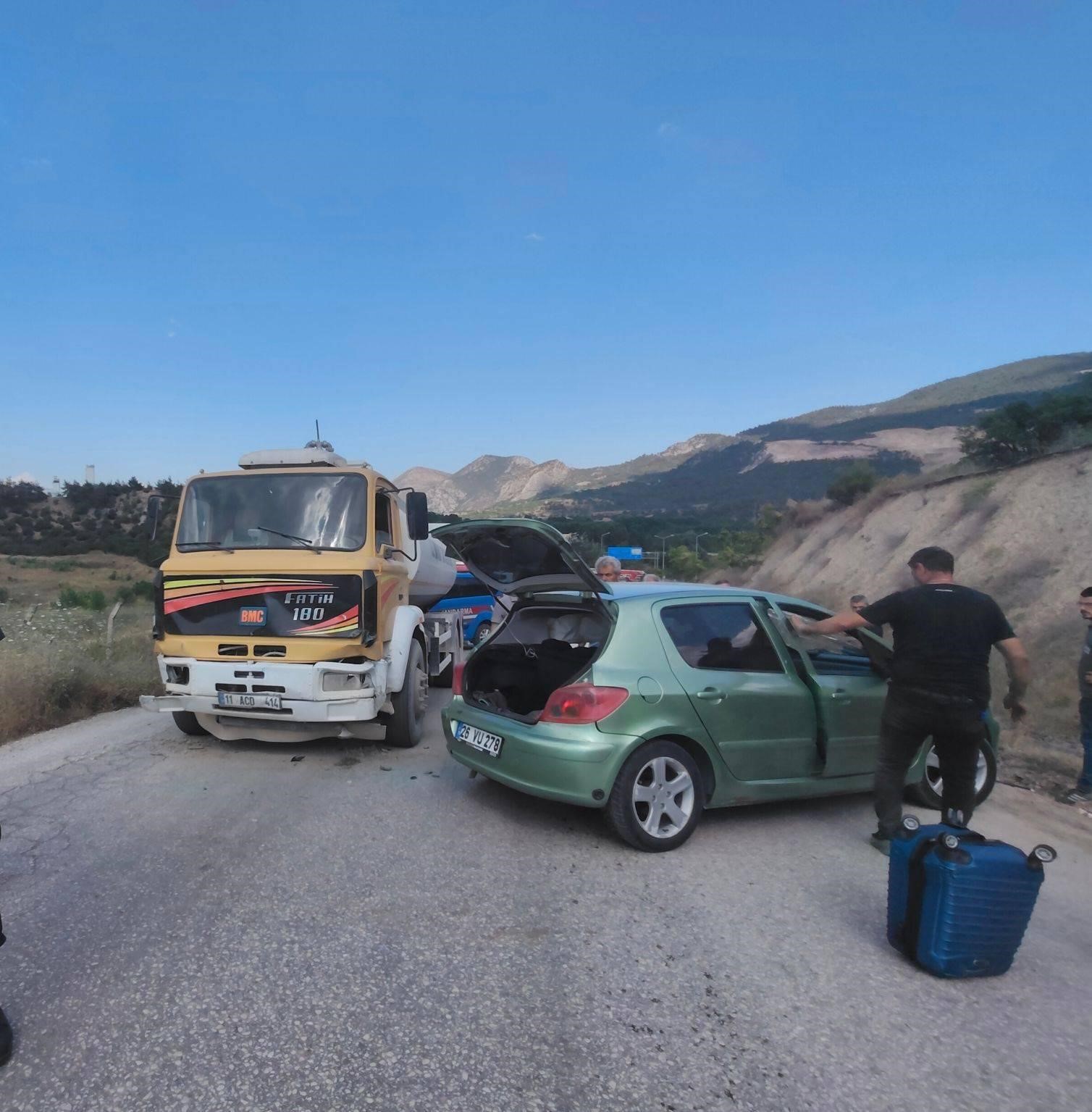 Bilecik’te kontrolden çıkan otomobil karşı yönden gelen su tankerine çarptı