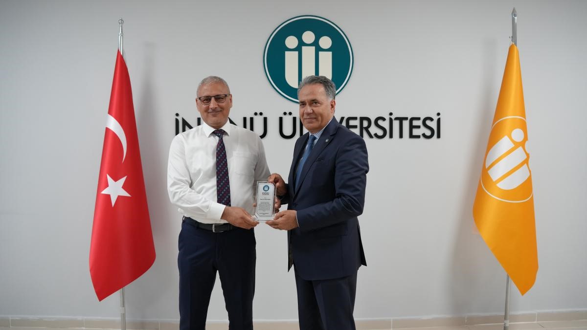 İnönü Üniversitesinde başarılı akademisyenlere araştırma performansı plaketi