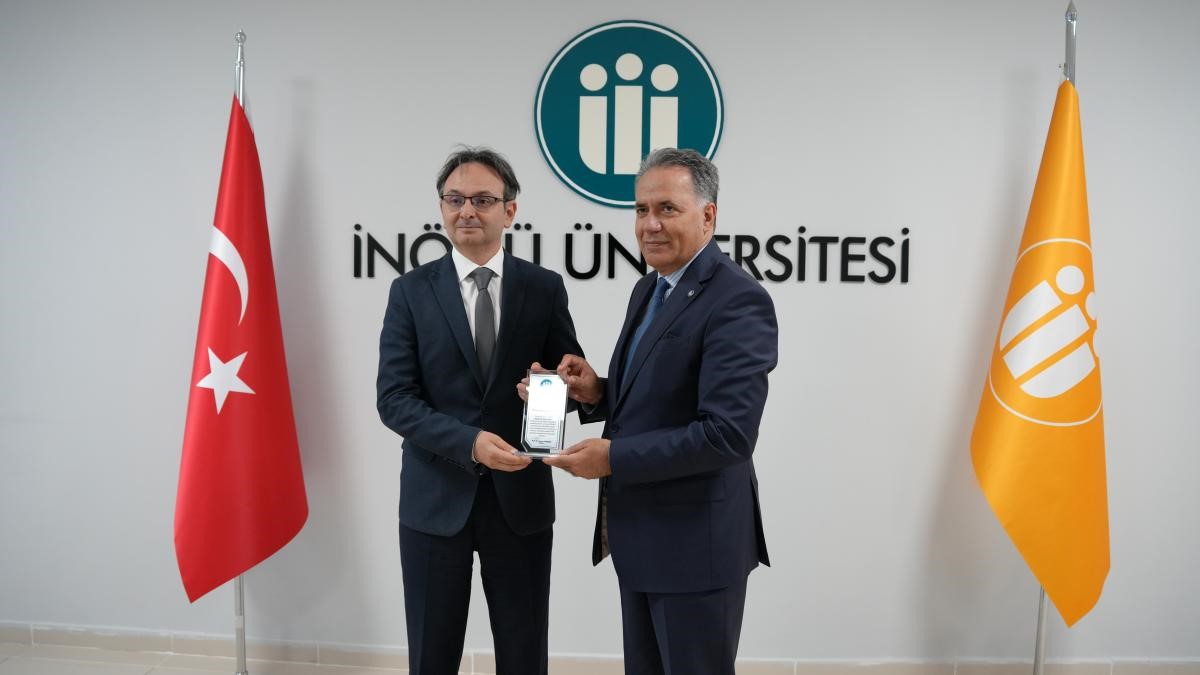 İnönü Üniversitesinde başarılı akademisyenlere araştırma performansı plaketi