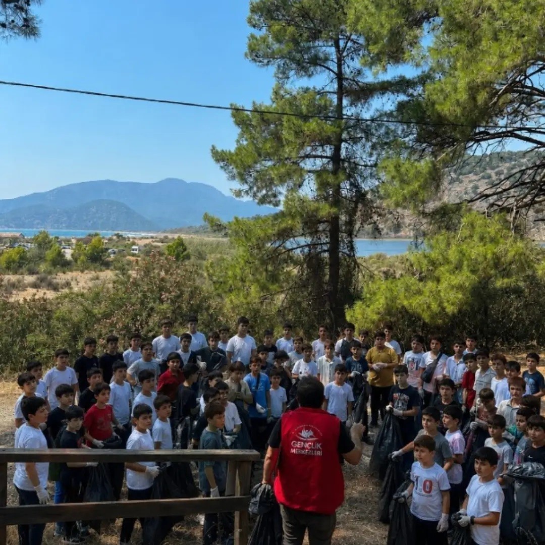 Doğayı koruyor, geleceğe umut oluyorlar gençler Dalyan’ı atıklardan temizledi