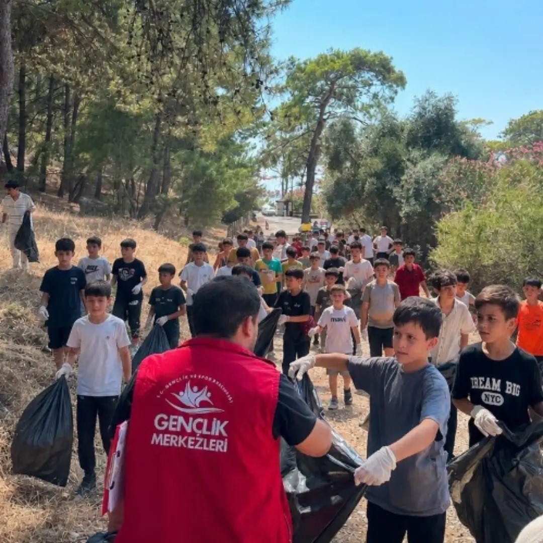 Doğayı koruyor, geleceğe umut oluyorlar gençler Dalyan’ı atıklardan temizledi