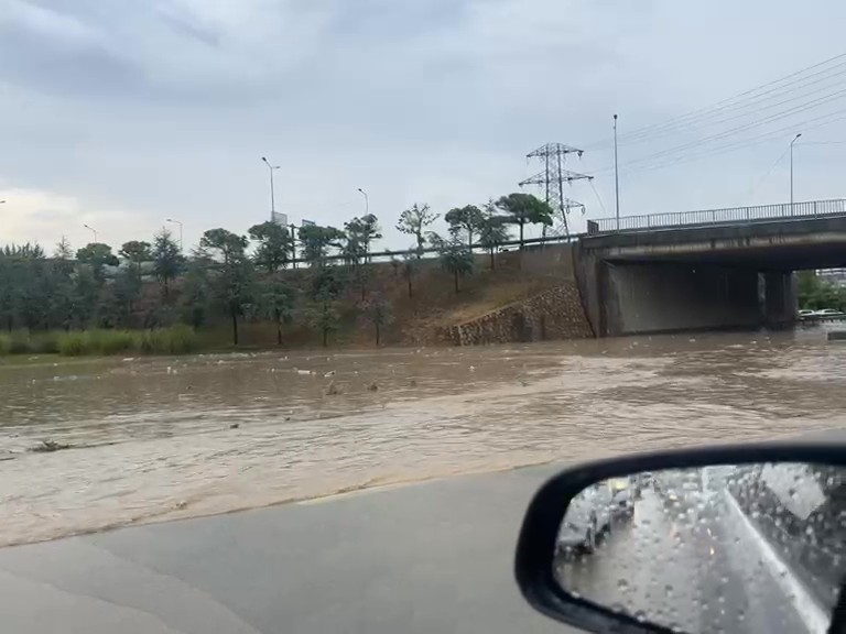 Yollar göle döndü, yağmur suları şelale gibi aktı