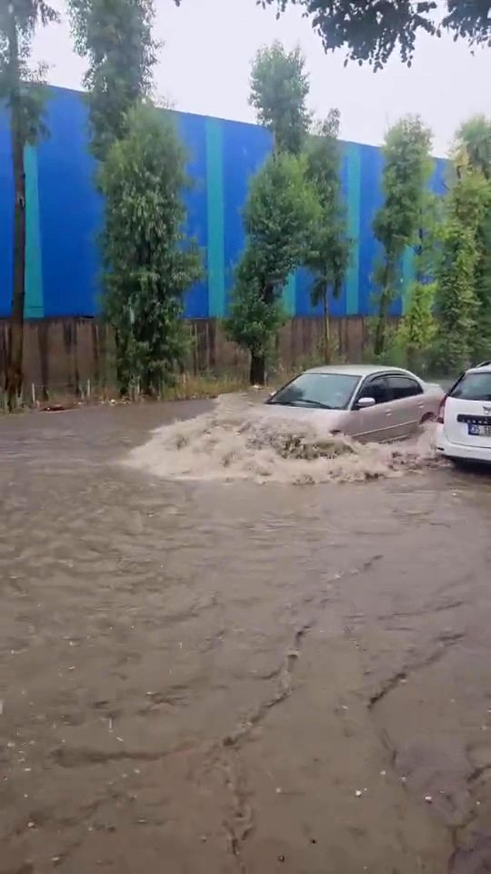 Yollar göle döndü, yağmur suları şelale gibi aktı