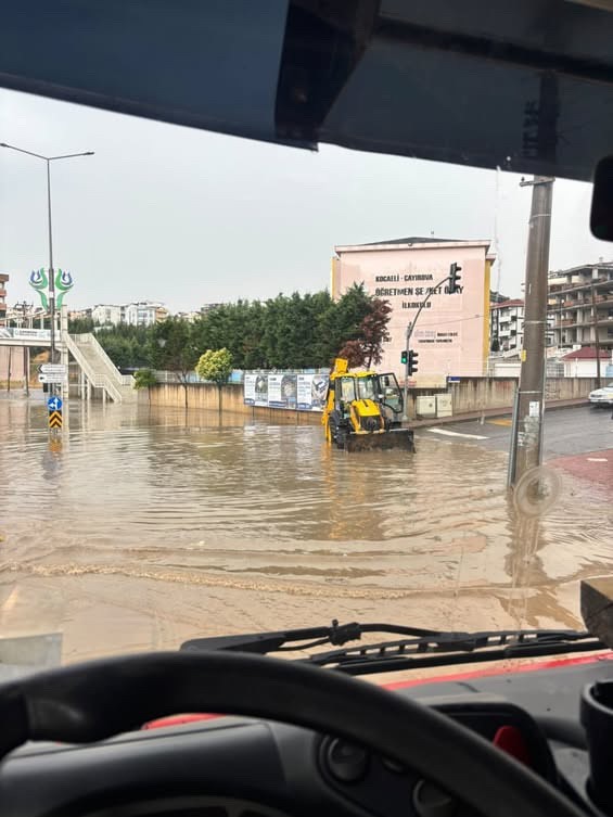 Yollar göle döndü, yağmur suları şelale gibi aktı