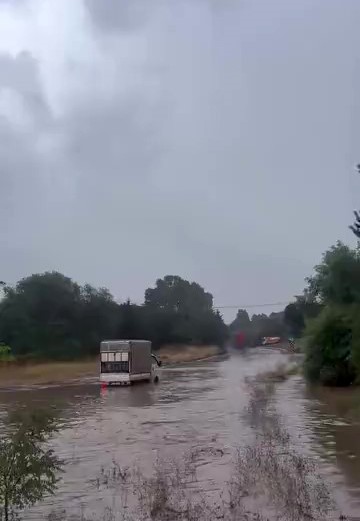 Yollar göle döndü, yağmur suları şelale gibi aktı