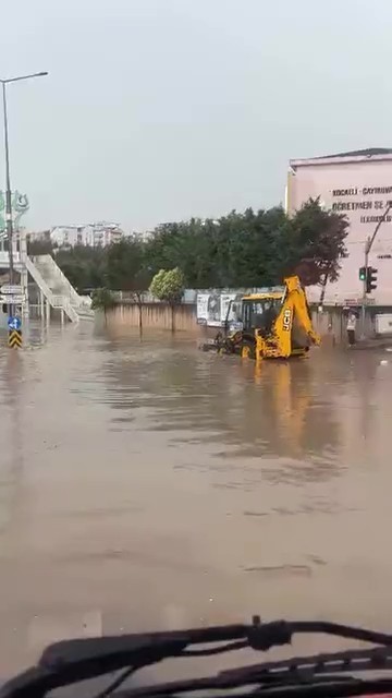 Yollar göle döndü, yağmur suları şelale gibi aktı