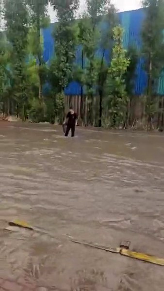 Yollar göle döndü, yağmur suları şelale gibi aktı