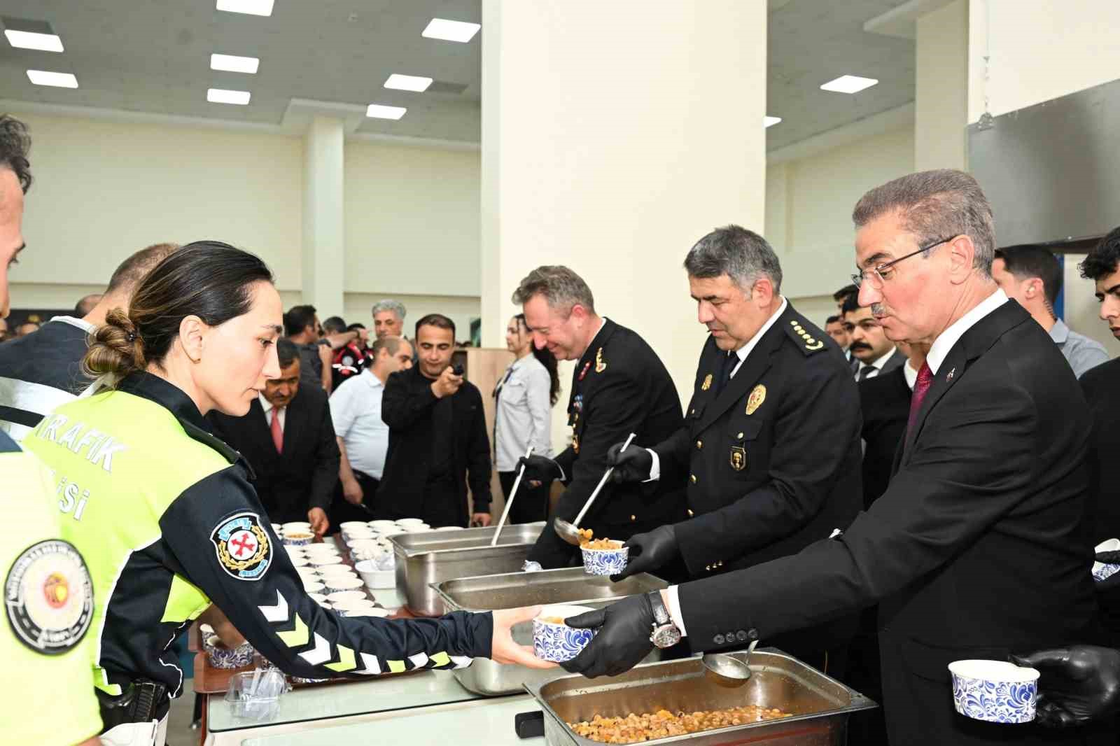 Valisi Aydın Baruş’tan emniyet personeline aşure ikramı
