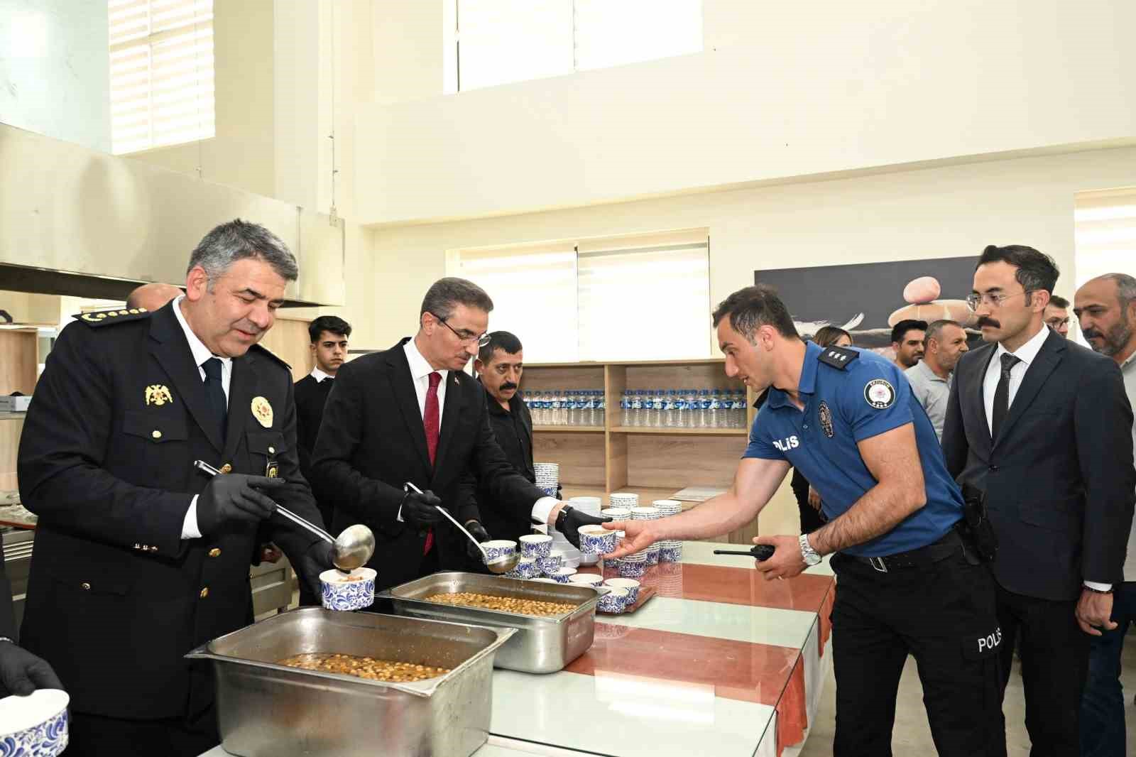 Valisi Aydın Baruş’tan emniyet personeline aşure ikramı