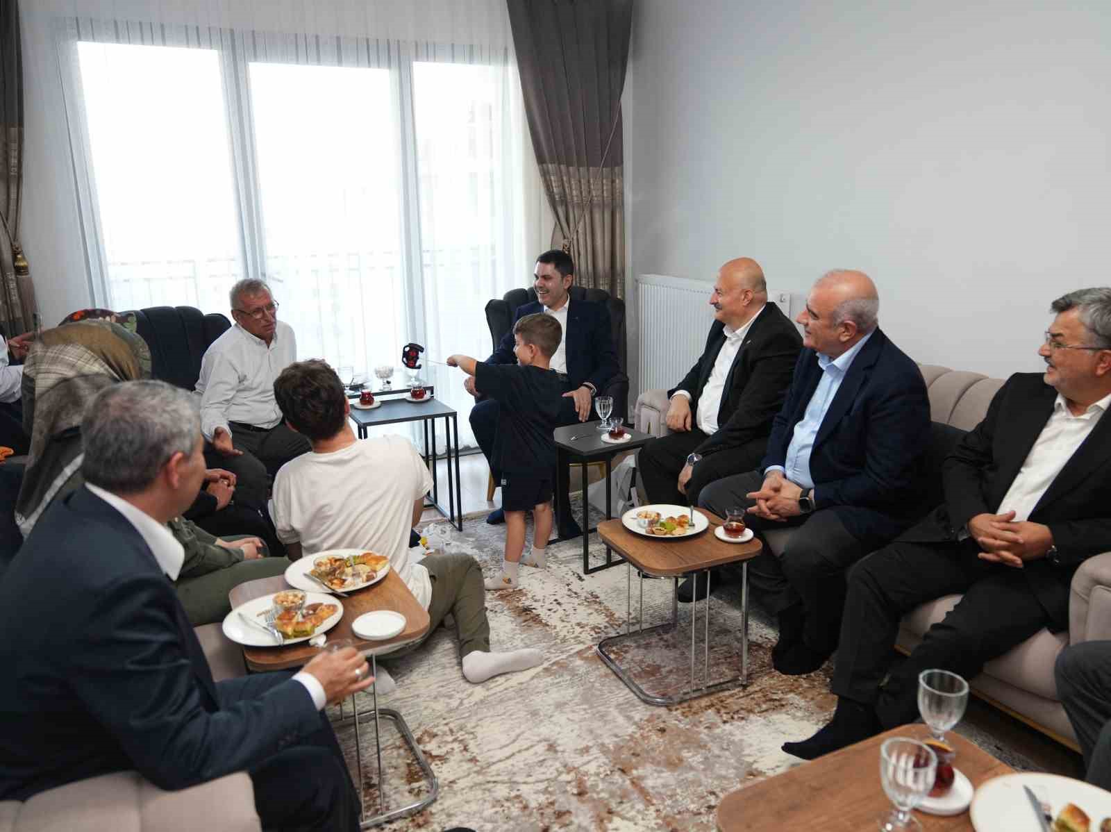 Bakan Kurum’dan depremzede Yusuf ve dedesine ziyaret
