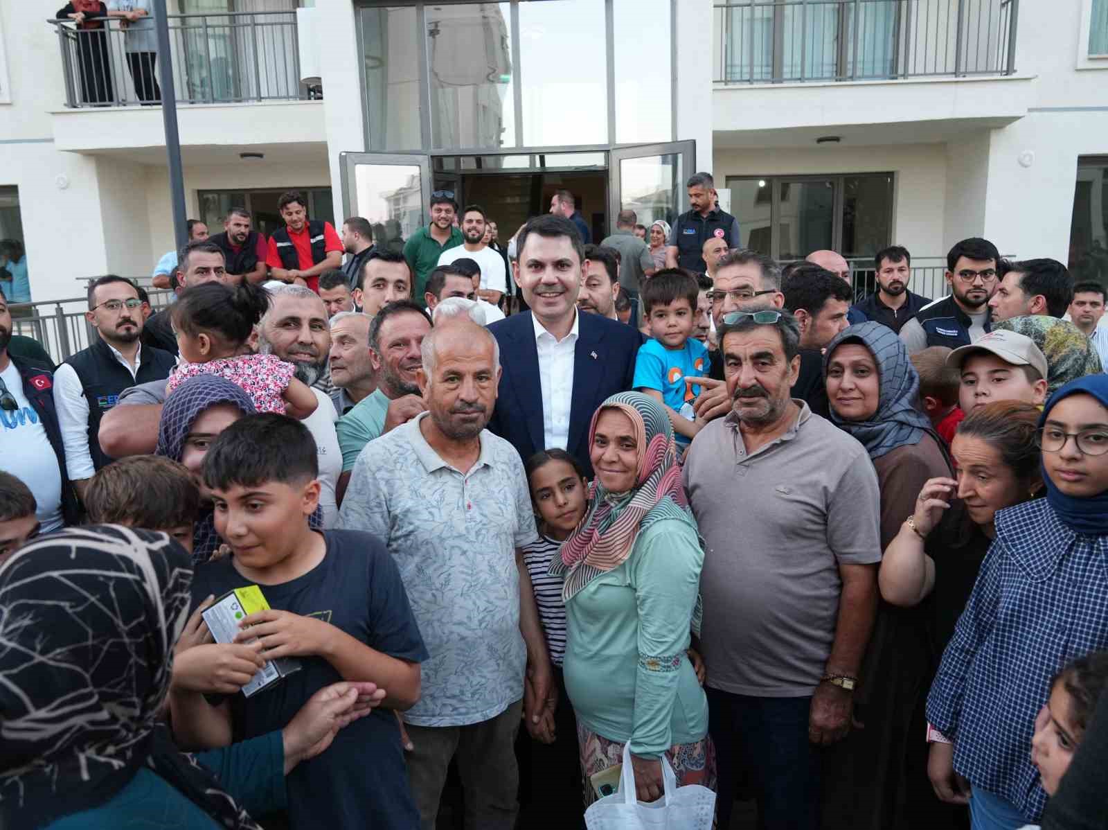 Bakan Kurum’dan depremzede Yusuf ve dedesine ziyaret