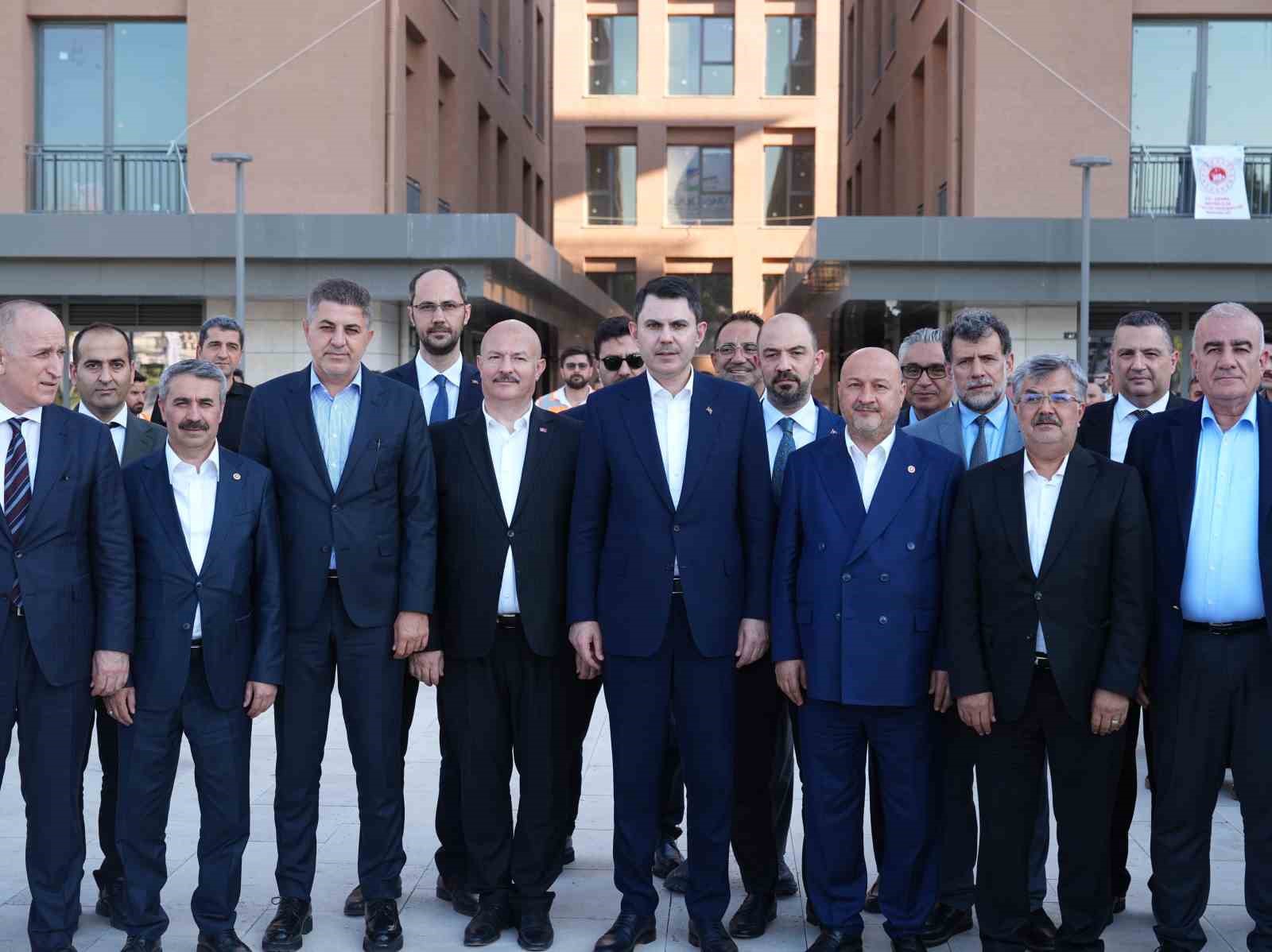 Bakan Kurum’dan depremzede Yusuf ve dedesine ziyaret