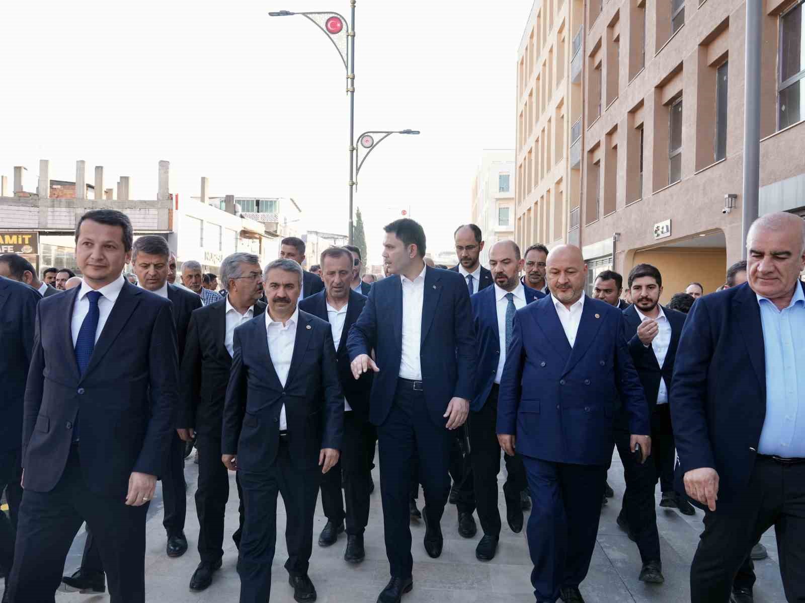 Bakan Kurum’dan depremzede Yusuf ve dedesine ziyaret