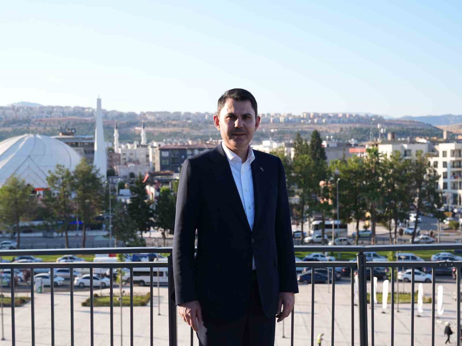 Bakan Kurum’dan depremzede Yusuf ve dedesine ziyaret