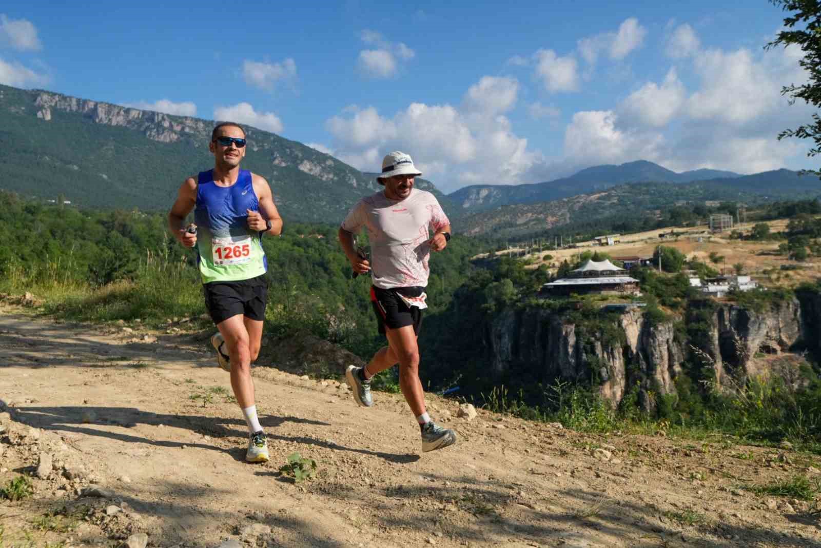 Farklı ülkelerden sporcular Safranbolu’nun tarihi sokaklarında yarışıyor