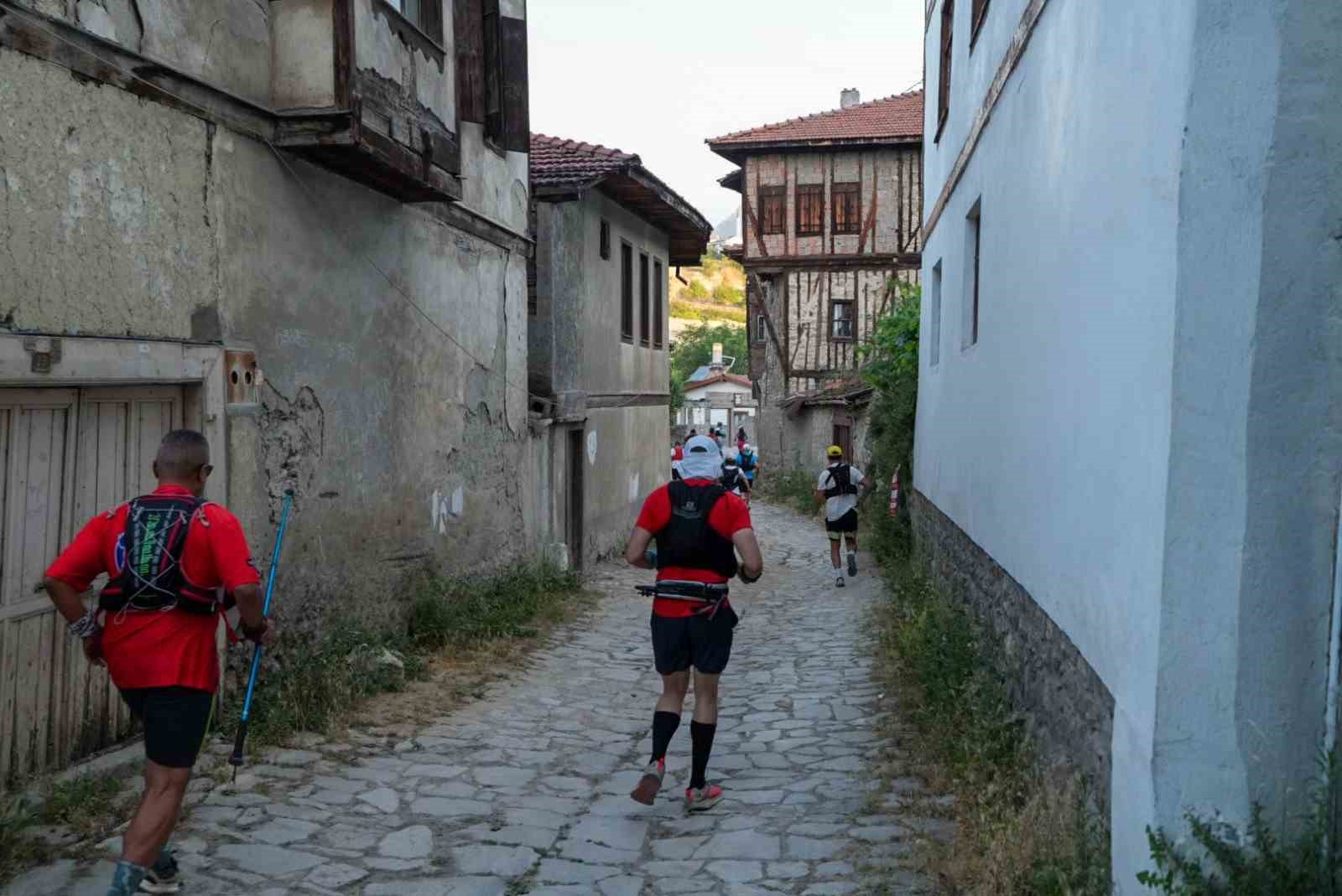 Farklı ülkelerden sporcular Safranbolu’nun tarihi sokaklarında yarışıyor