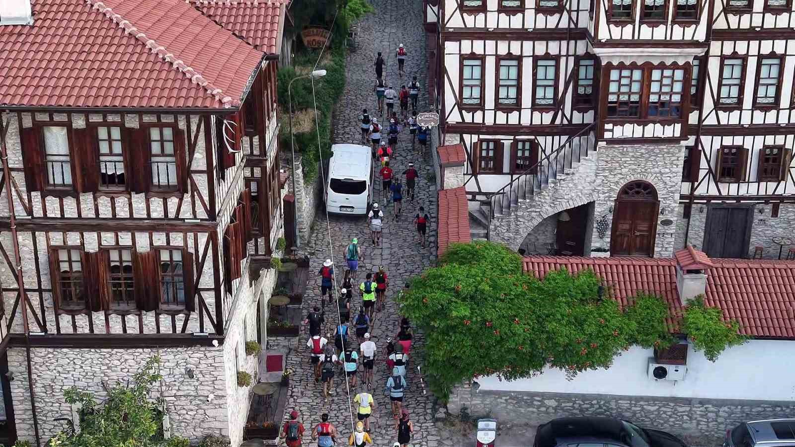 Farklı ülkelerden sporcular Safranbolu’nun tarihi sokaklarında yarışıyor
