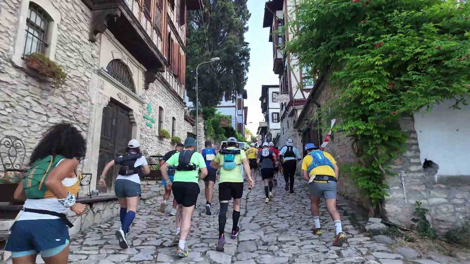 Farklı ülkelerden sporcular Safranbolu’nun tarihi sokaklarında yarışıyor