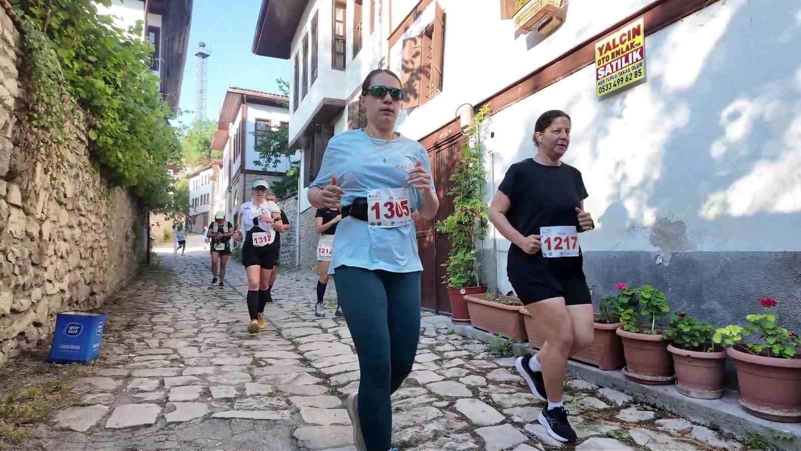 Farklı ülkelerden sporcular Safranbolu’nun tarihi sokaklarında yarışıyor