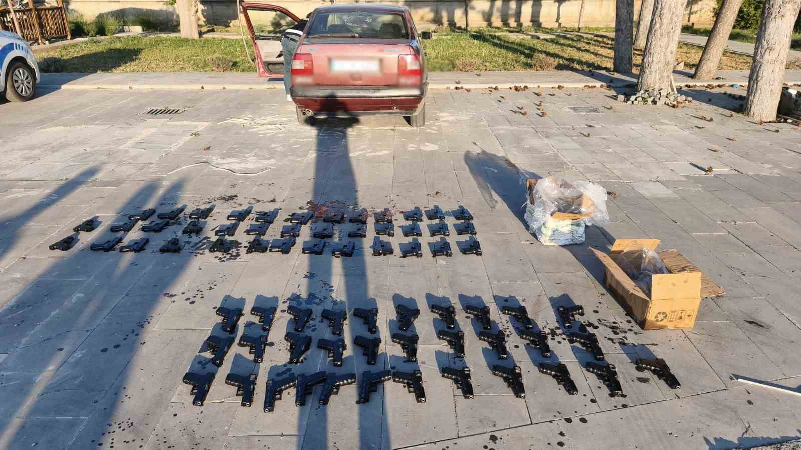 Durdurulan araçta 70 adet kaçak tabanca bulundu