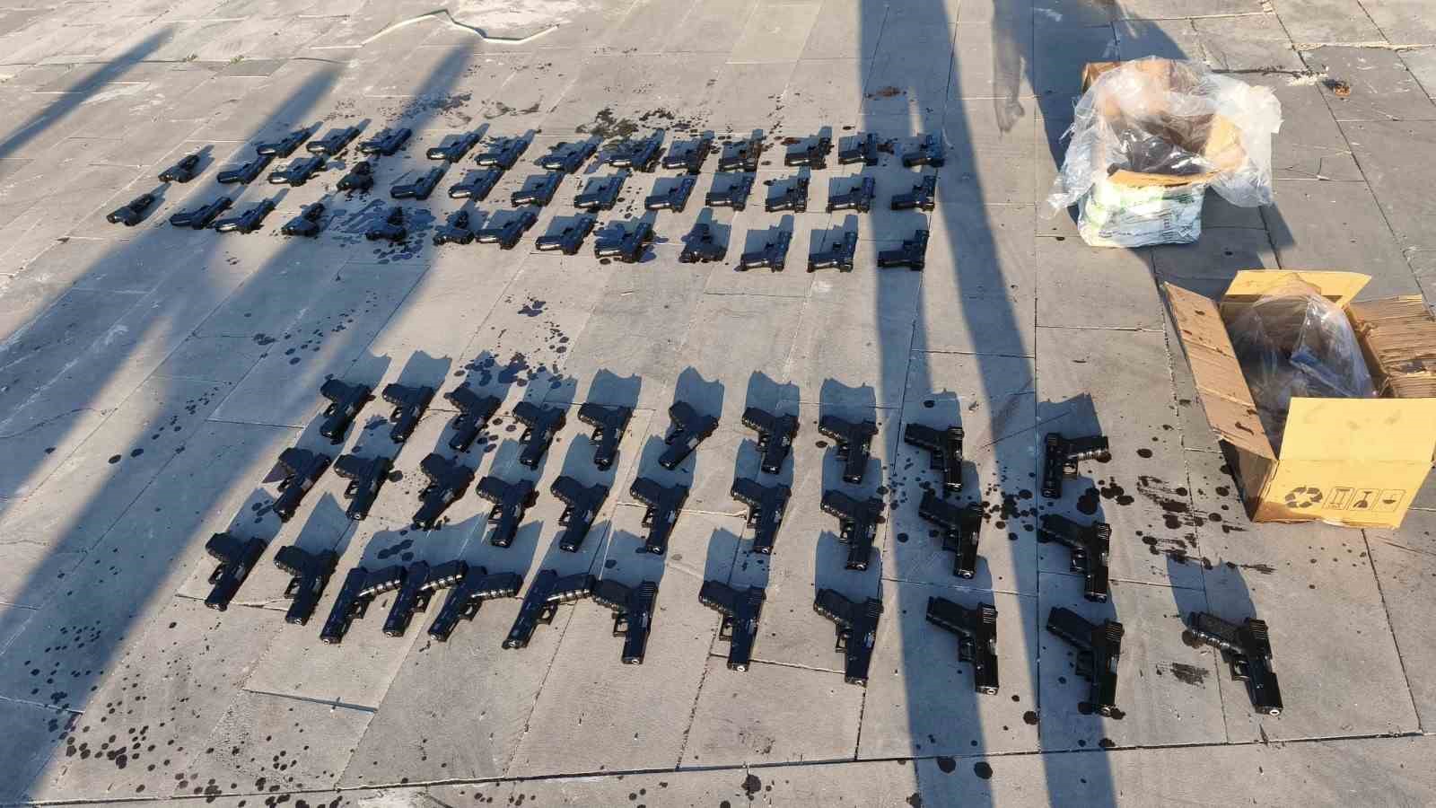 Durdurulan araçta 70 adet kaçak tabanca bulundu