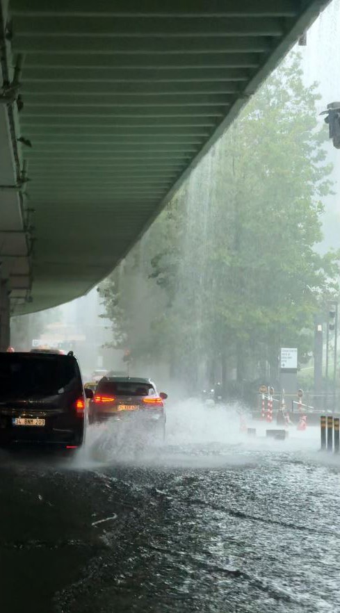 İstanbul’da sağanak nedeniyle rögarlar taştı, caddeler ve köprü altları göle döndü