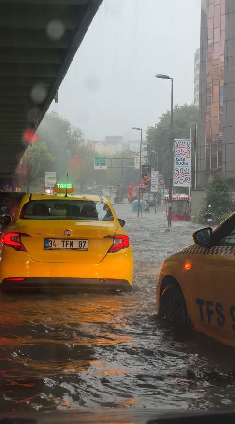 İstanbul’da sağanak nedeniyle rögarlar taştı, caddeler ve köprü altları göle döndü