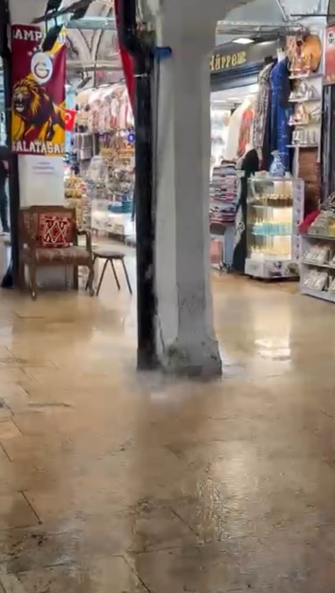 İstanbul’da sağanak nedeniyle rögarlar taştı, caddeler ve köprü altları göle döndü