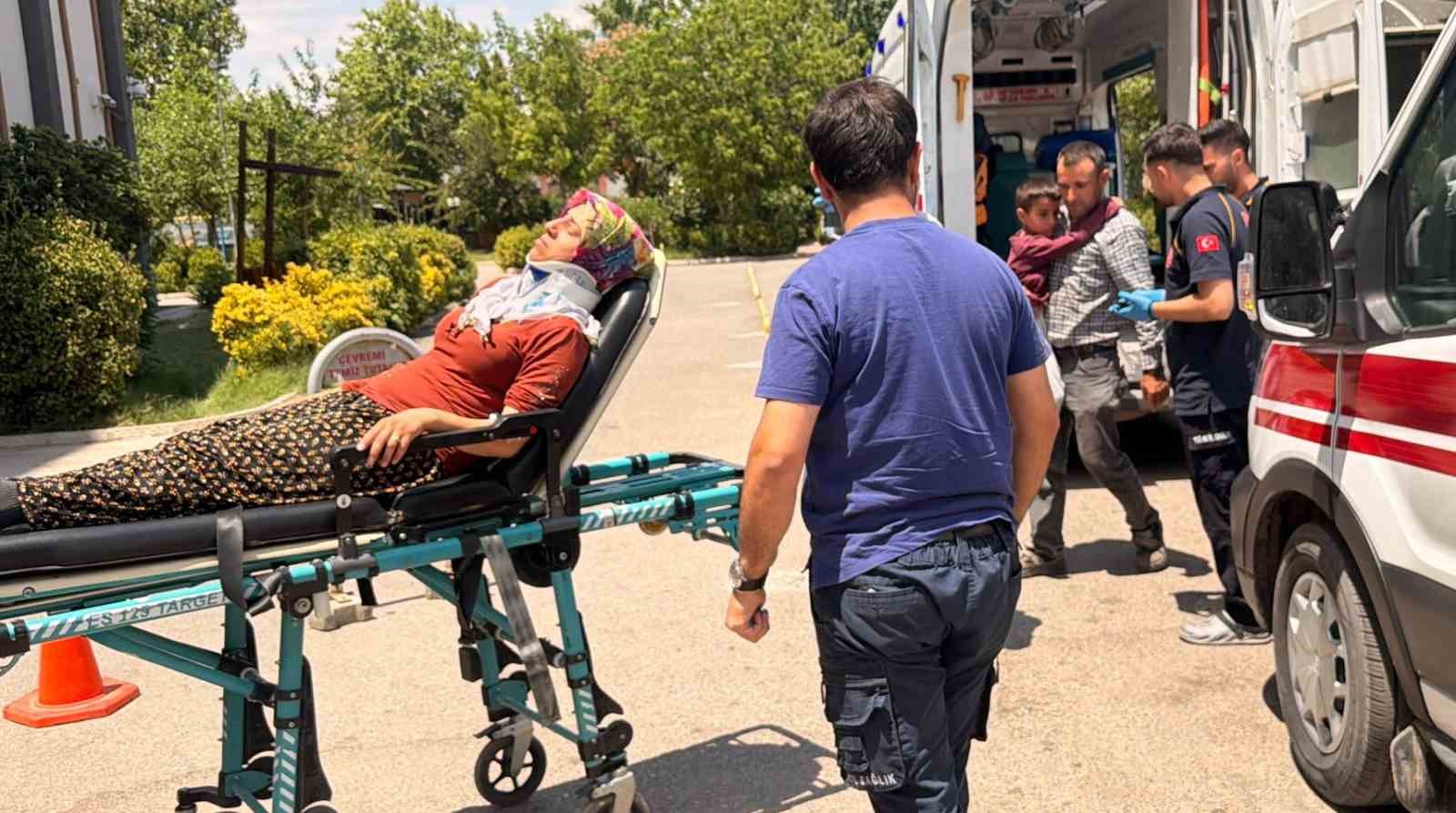 Takla atan otomobildeki 4 kişi yaralandı