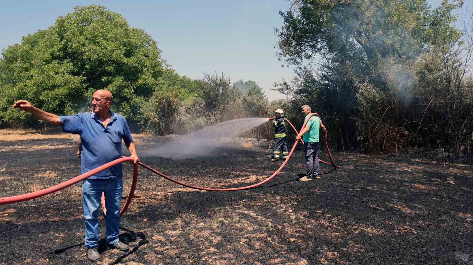 Tonlarca saman balyası yandı