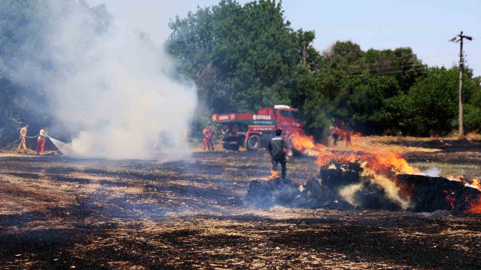 Tonlarca saman balyası yandı