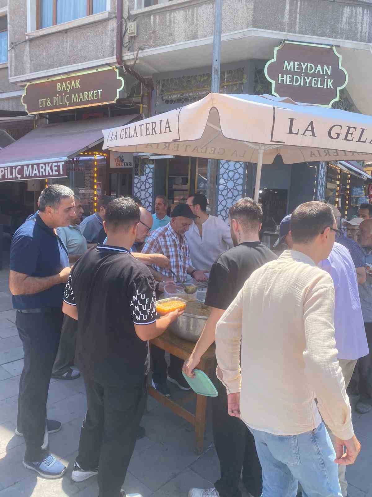 Odunpazarı esnafı vatandaşlara aşure ikram etti