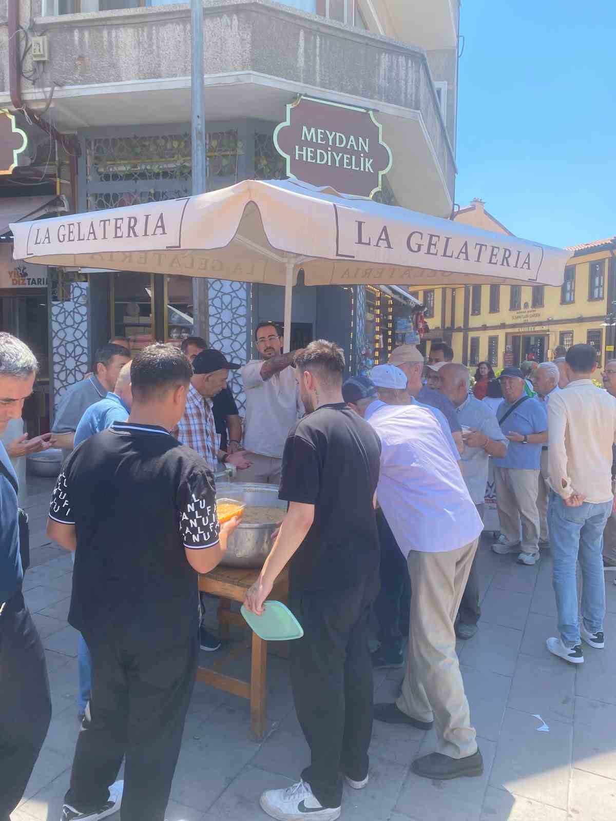 Odunpazarı esnafı vatandaşlara aşure ikram etti