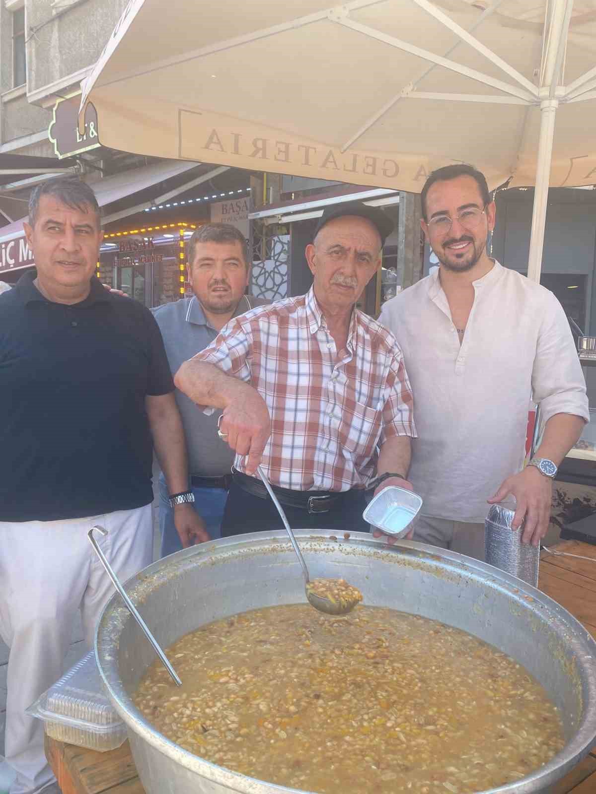 Odunpazarı esnafı vatandaşlara aşure ikram etti