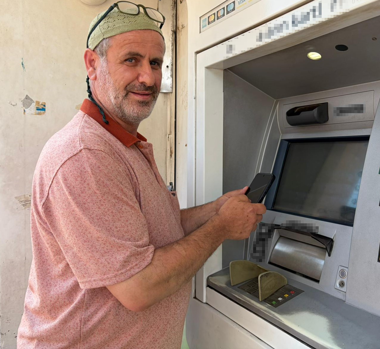 ATM’den geri çıkan parayı cüzdanına alıp kayıplara karıştı