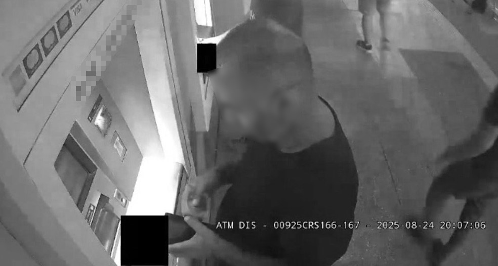 ATM’den geri çıkan parayı cüzdanına alıp kayıplara karıştı
