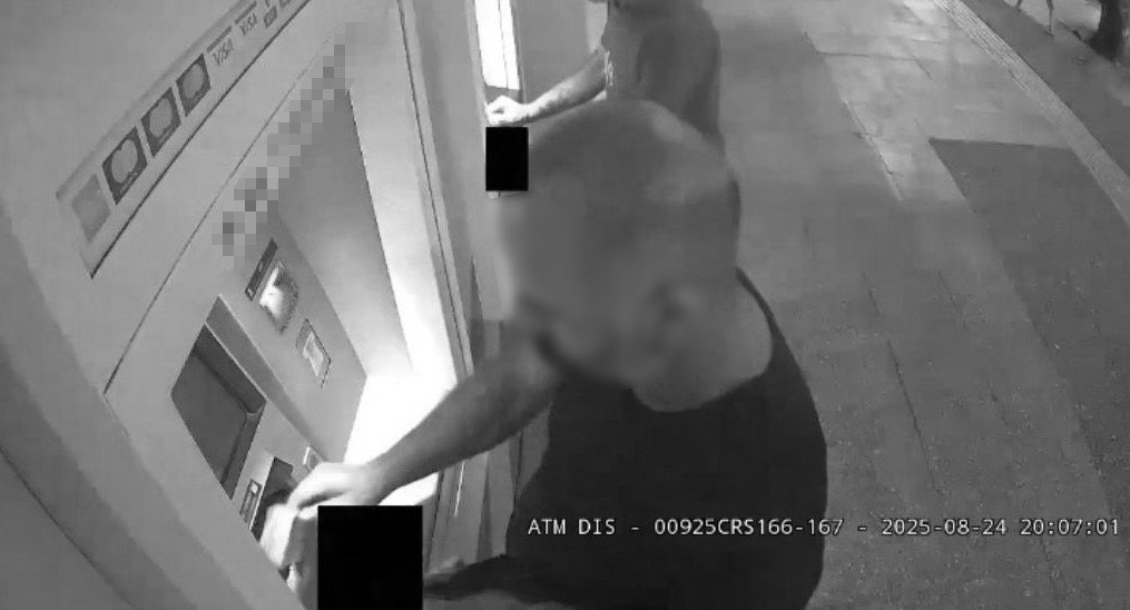 ATM’den geri çıkan parayı cüzdanına alıp kayıplara karıştı